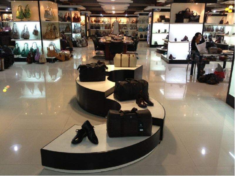 奧格維登男士皮具生活館實(shí)體店面展示