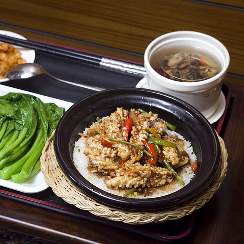魷魚(yú)煲仔飯?zhí)撞?/>
                                    <p class=