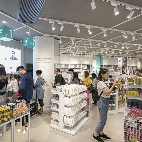 家簡生活精品時(shí)尚百貨-買單排隊(duì)情景